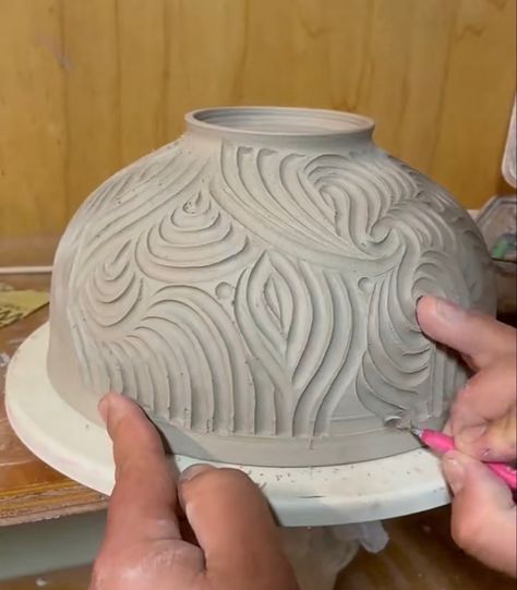 Clay Bowl Carving Ideas, Carving In Pottery, Texture On Pottery, Carving Designs Ceramics, Pinch Pot Designs Patterns, Carved Ceramic Vase, Carved Ceramic Bowls, Carved Bowls Ceramics, Closed Form Pottery