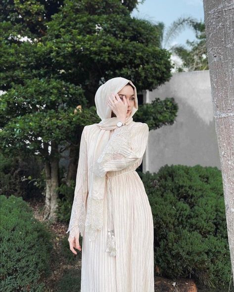 Statement Silhouettes: Beautiful and Latest Abaya Inspirations for Eid Muslimah Fashion Casual, Eid Fashion, Tutorial Hijab Pashmina, Tutorial Hijab, Muslim Outfits Casual, Hijabi Fashion Casual, Mode Abaya, Modest Dresses Casual, Hijab Ootd