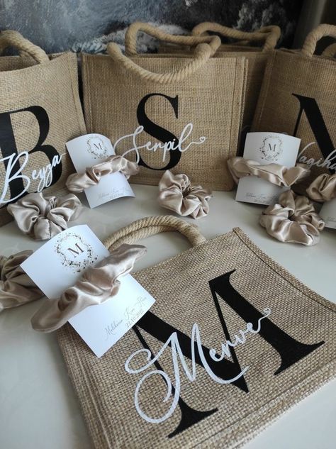 Jute Bags Design, Sac Tote Bag, Idee Cricut, Cricut Wedding, Bridesmaid Favors, Gift Boxes For Women, Burlap Bags, Personalised Gift Boxes, Swag Bag