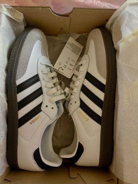 Addias Shoes, Adidas Classic Shoes, Sambas Adidas, Adidas White Shoes, Samba Shoes, Adidas Sambas, Adidas Classic, Adidas Vintage, Fancy Shoes