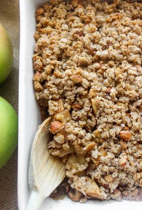 The BEST healthy apple crisp with crumbly topping! Top with vanilla ice cream and you'll be in heaven | healthy-liv.com Healthy Apple Crisp, Apple Crisp Recipes, Healthy Apple, Crisp Recipe, Apple Crisp, Vanilla Ice, Healthy Dessert Recipes, Healthy Treats, Apple Recipes