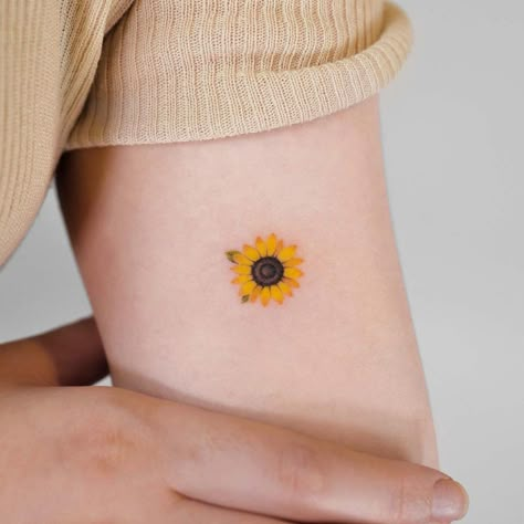 Sunflower Tattoo Minimalist, Minimalistic Sunflower Tattoo, Girasoles Tattoo, Sunflower Tattoo Simple, Round Tattoo, Flower Wrist Tattoos, Mom Tattoo Designs, Tattoo Minimalist, Sunflower Tattoos