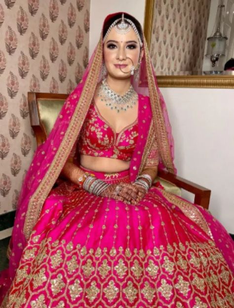 This Bride Flaunted Unique Diamond Jewellery With Her Magenta Sabyasachi Lehenga Worth Rs 4 Lakhs Pink Lehenga Jewellery Ideas, Lehenga Jewellery Ideas, Magenta Lehenga, Ombre Lehenga, Wedding Suits For Bride, Mehendi Dress, Pink Bridal Lehenga, Sabyasachi Bride, Lehenga Jewellery