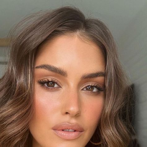 Makeup Inspo For Brown Eyes, Natural Makeup For Event, Bronze Face Makeup, Hens Makeup, Make Up Hazel Eyes Brown Hair, Hoco Makeup Looks Natural Green Eyes, Classic Bridesmaid Makeup, Hairstyles For Brown Eyes, Natural Makeup Almond Eyes