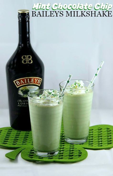 Mint-Chocolate-Chip-Baileys-Milkshake-2 Baileys Milkshake, Green Cocktails, Baileys Drinks, St Patricks Day Drinks, Baileys Recipes, Mint Chocolate Chip Ice Cream, Homemade Cocktails, Mint Chocolate Chip, Boozy Drinks