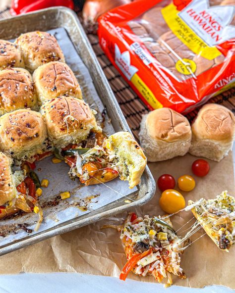 Roasted Veggie Sliders Hawaiian Slider Recipe, Veggie Sliders, Hawaiian Sandwiches, Hawaiian Roll Sandwiches, Spicy Sandwich, Rolled Sandwiches, Hawaiian Roll, Slider Buns, Hawaiian Rolls