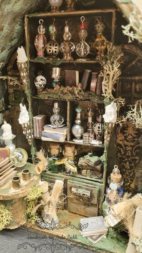 Witch Doll House, Mini Witch House, Fairy Apothecary, Fantasy Dollhouse, Mini Apothecary, Halloween Minis, Harry Potter Miniatures, Witch Cottage, Diorama Ideas