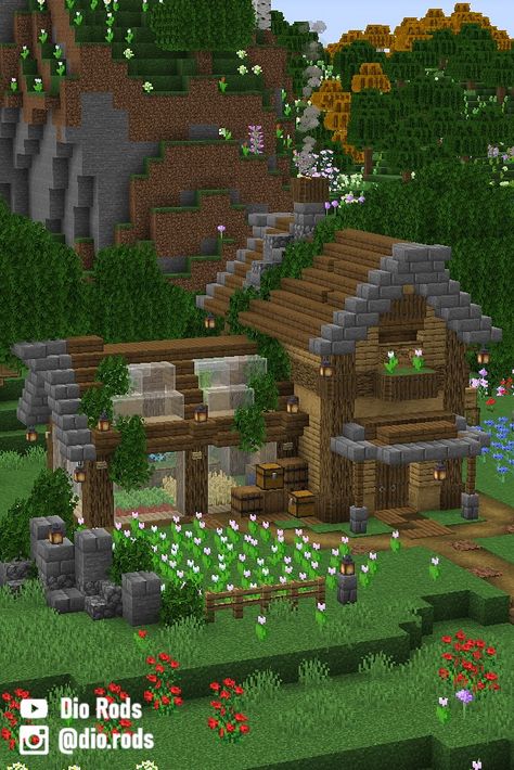 A simple and complete house with a small greenhouse to start the game in your survival world in the flower forest biome. Minecraft Houses With Greenhouse, Minecraft Flower Cottage House, Oak Biome House Minecraft, Minecraft Starter House Flower Forest, Mincraft Idea Houses Oak, Started Minecraft House, Minecraft Birch Forest House Ideas, Cute Starter Minecraft Houses, Minecraft Couple Bedroom Ideas