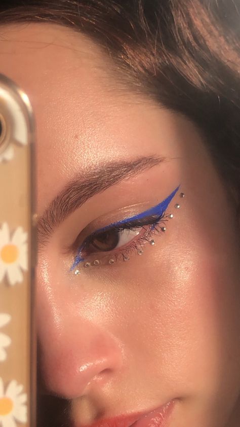 Rhinestone Placement Makeup, Blue Concert Makeup, Fun Eye Looks, Makeup Strass, Bead Makeup, Trendy Makeup Looks, Concert Makeup, Euphoria Makeup, Rhinestone Makeup