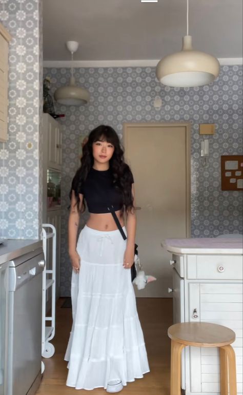 Bkk Dress Outfit, Style A White Maxi Skirt, Black Hair Summer Outfits, White Skirt Inspo Outfit, Maxi Skirt And Converse, White Maxi Skirt Outfit Spring, Simple Long Skirt Outfits, Vintage White Skirt Outfit, Ruffle Midi Skirt Outfit