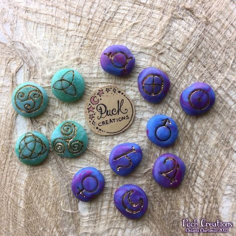 Witchy Items To Sell, Polymer Clay Runes, Witchy Clay Ideas, Clay Runes, Diy Witchy Crafts, Witchy Clay Crafts, Witch's Runes, Autumnal Crafts, Altar Diy