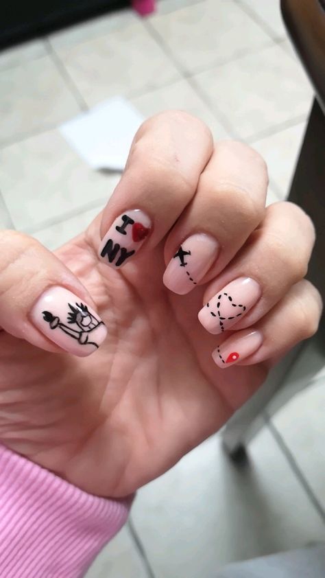 Nails Nyc Art Designs, Usa Inspired Nails, Nails For New York City, New York City Inspired Nails, Cute Nails For New York, Plane Nail Art, Broadway Nails Designs, New York Nail Art, New York City Nails Designs