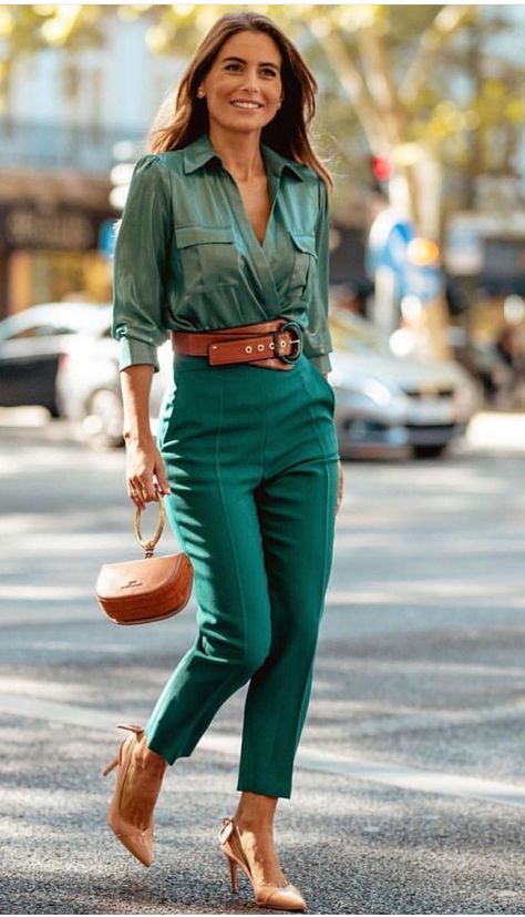 Stile Casual Chic, Mode Tips, Chique Outfits, Monochrome Fashion, Amazing Fashion, Fashionable Outfits, Business Outfit, Green Pants, Casual Clothes