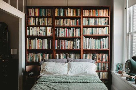 Decor inspiration for bookworms, including this beautiful bedroom which keeps books right in reach. Bookish Bedroom, Home Library Design Ideas, Creative Headboard, Bedroom Library, Bookshelf Headboard, Lots Of Books, Library Bedroom, Bookshelves In Bedroom, Store Books