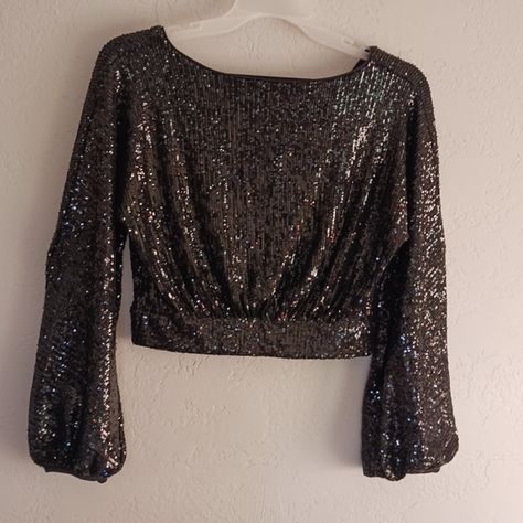 EXPRESS Crop Top Sequin Black Sz XS.  With Open Back Black Sequins, Black Crop Tops, Open Back, Sequin, Crop Top, Cuff, Crop Tops, Outfit Inspo, Fashion Trends