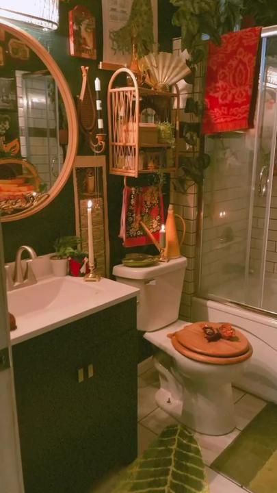 Black Maximalist Bathroom, Indie Bathroom Decor Retro Vintage, Opalhouse Bathroom Ideas, Romantic Bathroom Aesthetic, Maximalistic Bathroom, Maximalist Wallpaper Bathroom, Minimalist Bathroom Makeover, Maximalist Interior Bathroom, 70s Inspired Bathroom Ideas