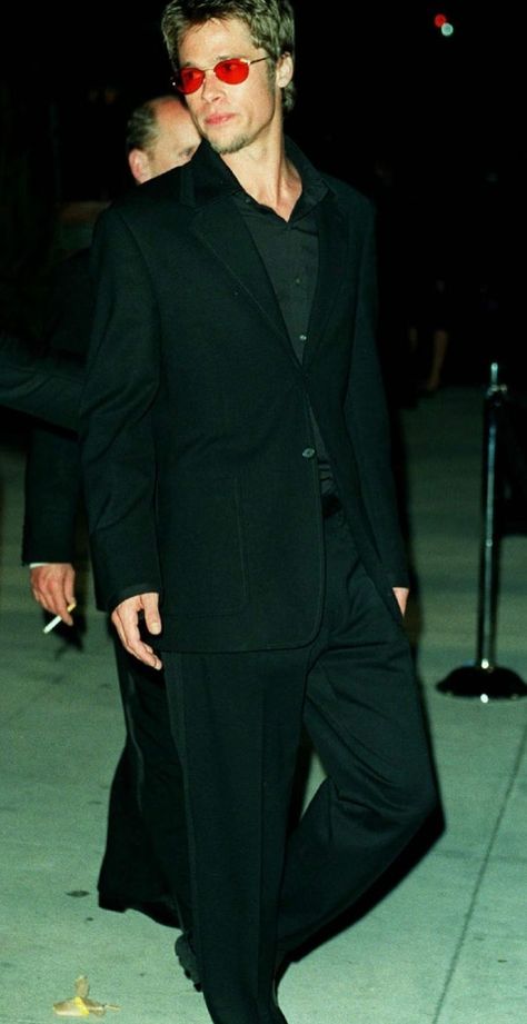 90s Paparazzi Shots Men, Brad Pitt Street Style 90s, Interesting Mens Fashion, Brad Pitt 90s Style, Brad Pitt Street Style, Brad Pitt Outfit, 90s Brad Pitt, 90s Men Outfits, Brad Pitt Style