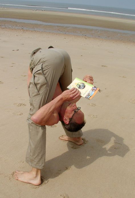 #Yoga Loved and pinned by www.downdogboutique.com Funny Yoga Pictures, Book Pose, Funny Yoga Poses, Yoga Man, Yoga Reading, Challenges Funny, Yoga Men, Yoga Beach, Flow Yoga