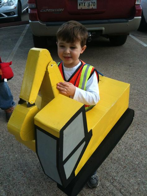 My little guy LOVES construction. My husband made him this working excavator costume for Halloween last year! Diy Skid Steer Costume, Bulldozer Costume, Excavator Costume, Transportation Parade, Construction Halloween, Digger Costume, Cardboard Costume, Themed Halloween Costumes, Spider Costume