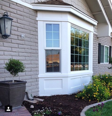 Bay window color scheme Front Bay Window Ideas Exterior, Bay Window Wood Trim, Bay Window Exterior Ideas, Trim Makeover, Bay Window Ideas Exterior, Exterior House Trim, Bay Window Trim, Sunroom Roof, Exterior Window Trim Ideas