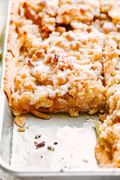 I truly love apple pie, but this crowd-pleasing Dutch Apple Slab Pie recipe is truly on another level! You'll love this easy homemade apple pie! #applepie #dessert #thanksgiving #slabpie #christmas Sheet Pan Dutch Apple Pie, 9x13 Apple Pie, Apple Crumb Slab Pie, Apple Sheet Pie, Sheet Apple Pie, Apple Tartin, Sheet Pan Apple Pie, Dutch Apple Pie Bars, Crowd Pleasing Desserts