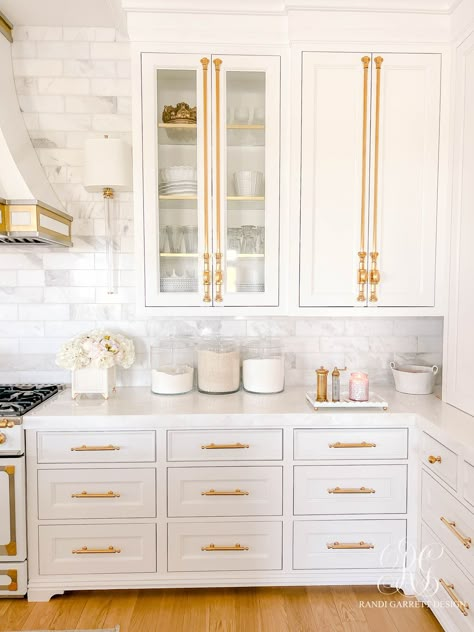 Dreamy Kitchens, Amazing Kitchens, White And Gold Decor, Kitchen Simple, Kitchen Organization Ideas, Lazy Susans, Fabulous Kitchens, White Kitchen Design, Gold Kitchen