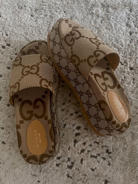 Gucci Handbags Crossbody, Shoes Slides, Gucci Slides, Pretty Sandals, Trendy Shoes Sneakers, Cute Slippers, Gucci Outfits, Fancy Shoes, Hype Shoes