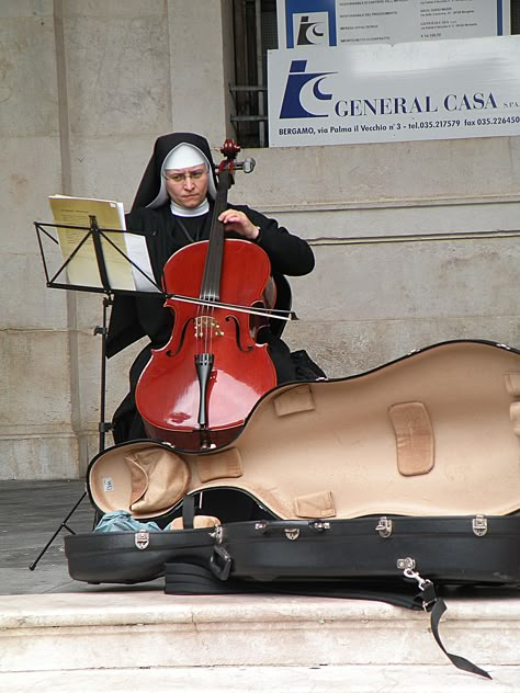 The sister and the cello Street Musicians, Piano Music Lessons, Musician Photography, Cello Music, Music Jokes, Street Musician, Photo Recreation, Cellos, Music Composition