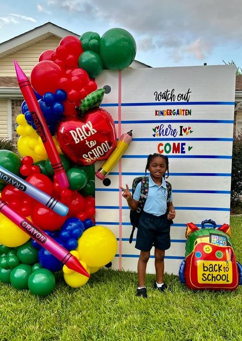 Balloon Artists | I made this for my grandsons first day of school🎈I got the board from Lowe’s it’s called Poly Pro | Facebook Going To Kindergarten, Kindergarten Party, Welcome To Kindergarten, Painters Tape, First Day Of School, First Day, Kindergarten, Party Decorations, Balloons