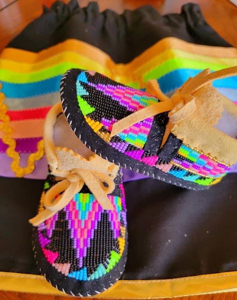 Beaded Moccasins Pattern, Navajo Moccasins, Beaded Baby Moccasins, Native Moccasins, Fancy Shawl Regalia, Powwow Beadwork, Powwow Outfits, Baby Moccasin Pattern, Diy Moccasins