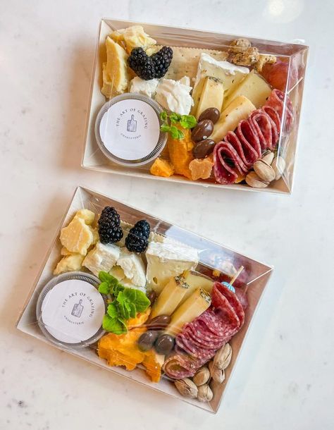 Cheese Board Packaging, Small Charcuterie Box To Go, Charcuterie Boxes Individual, Charcuterie Small Box Ideas, Small Charcuterie Box Ideas, Charcuterie Box Individual, Charcuterie Box Pricing, Charcuterie Workshop, Mini Charcuterie Boxes