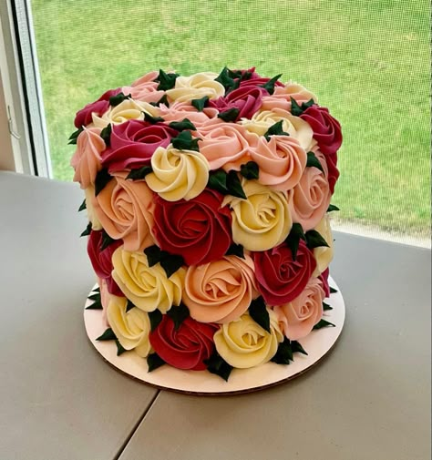 Cake With Roses All Over, Rose Cake Ideas Birthday, Mom Bday Cake Ideas, Red Rose Cake Design Birthday, Rose Cakes Birthday, Rose Shaped Cake, Rossete Cake Ideas, Roses Birthday Party Ideas, Rose Theme Cake