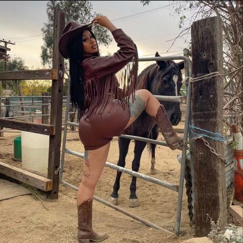 Classy Cowgirl Outfits, Bebe Rexa, Cardi B Pics, Cardi B Photos, Classy Cowgirl, Bad Girls Club, Estilo Country, Rodeo Outfits, Ride It