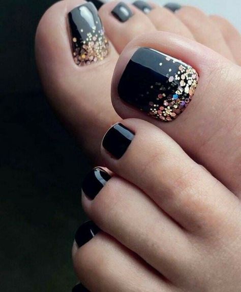 Pedicure Ideas Dark Colors, Black And Gold Toenails, Gray Pedicure Toenails, Gold Toes Pedicure, Summer Gel Toes, Fall Toes Toenails, Pedicure Black Toenails, Black And Gold Toe Nails, Fall Pedicure Colors 2023