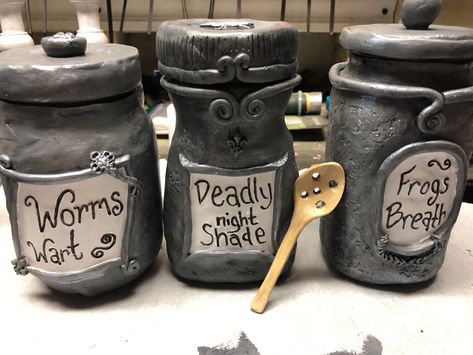 Frogs Breath Jar, Clay Stash Jar Diy, Clay Tim Burton, Cool Clay Crafts, Polymer Clay Horror, Clay Containers Ideas, Horror Pottery, Grunge Clay Ideas, Ceramic Halloween Ideas