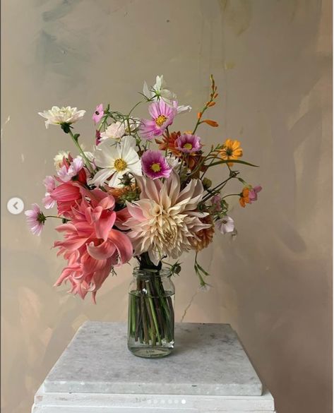 Vase Of Flowers Aesthetic, Aesthetic Floral Arrangements, Colorful Flower Vase, Artsy Flower Arrangements, Aesthetic Vase Of Flowers, Bouquet Of Flowers Vase, Flowers On Vase, Painting Of Flowers In Vase, Eclectic Bouquet