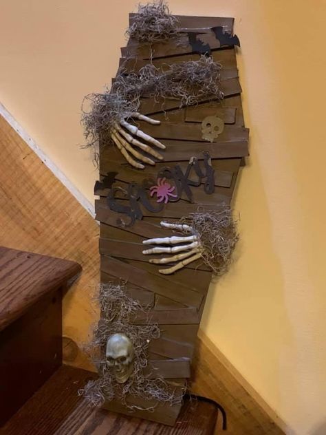 Horror Booth Ideas, Large Diy Halloween Decorations, Ideas Para Halloween Decoration, Cardboard Halloween Decorations Diy, Halloween Installation, Buffet Halloween, Spooky Diy Halloween Decor, Décoration Table Halloween, Halloween Classroom Decorations