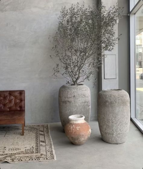 Big Vases Decor Living Room, Estilo Japandi, Vasos Vintage, Wabi Sabi Interior, Big Vases, Modern Rustic Homes, Branch Decor, Decor Home Living Room, Wabi Sabi