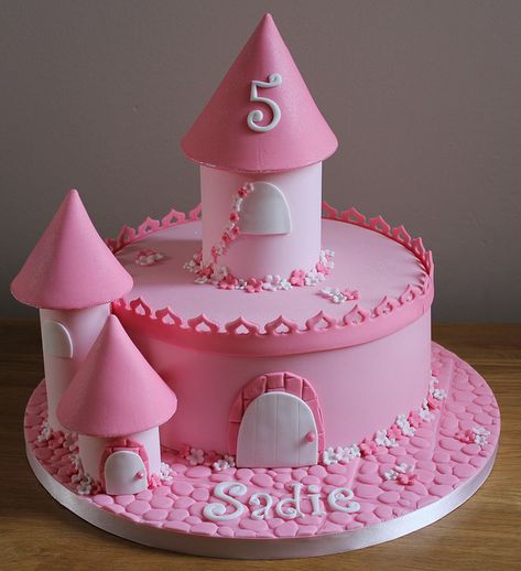 Castelo  http://www.flickr.com/photos/novelty_cakes/7904995994/in/photostream Birthday Cakes Girls Kids, Castle Cakes, Cake Castle, Castle Birthday Cakes, Princess Castle Cake, Princess Cakes, Disney Princess Cake, Daughters Birthday, Princess Birthday Cake