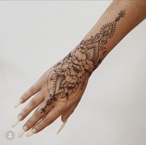 Hot Tattoo Designs, Female Hand Tattoo, Tattoo Ideas Female Hand, Tattoo Designs Minimalist, Wrist Hand Tattoo, Mandala Tattoos For Women, Mandala Wrist Tattoo, Tattoos Floral, Tattoos Watercolor