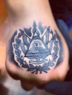 Escudo salvadoreño Salvadorian Tattoo, Quetzal Tattoo, Sara Cox, Salvador Flag, Salvadorian Food, Dali Tattoo, Soldier Tattoo, El Salvador Flag, Tattoo Cute