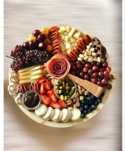 Simple Round Charcuterie Board, Charcuterie Board Circular, Large Round Charcuterie Board, Charcuterie Board Ideas Round, Small Round Charcuterie Board, Circular Charcuterie Board, Circle Charcuterie Board, Hosting Appetizers, Platter Boards