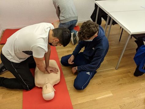 Basic Life Support Training, How To Do Cpr, Learn Cpr, Cpr Certification, Wilderness First Aid, First Aid Training, Basic Life Support, Cpr Training, Emergency First Aid