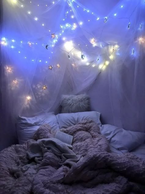 10 Dorm Ideas That You're Going To Love - Society19 Sleepover Room, Galaxy Room, Vinyl Vintage, Lights Hanging, Fairy Lights Bedroom, Cute Bedroom Ideas, Cozy Room Decor, Aesthetic Rooms, Dreamy Room