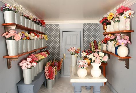 Flower Storage Ideas, Small Flower Shop Interiors, Small Flower Shop, Creative Studio Space, Flower Storage, Flower Shop Interiors, Flower Room Decor, Flower Shop Ideas, Flower Shop Decor