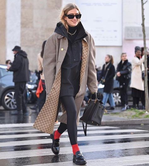 Ok, it's definitively time to pay attention to the loafers trend Chunky Black Loafers Outfit, Chunky Black Loafers, Black Loafers Outfit, Loafers Trend, Emili Sindlev, Loafers Outfit, Buckle Loafers, Chunky Loafers, Black Loafers