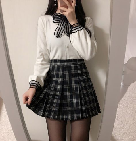 Mini Skirt And Shirt Outfit, Rich Asian Fashion, East Asian Fashion, Tennis Skirt Outfit, Ulzzang Fashion, Feminine Outfit, Kawaii Clothes, Korean Outfits, Looks Vintage