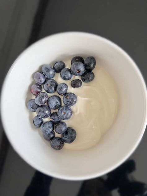 Rice Cakes With Peanut Butter, Aesthetic Breakfasts, Blueberries And Yogurt, Yoghurt Blueberries, Cakes With Peanut Butter, Wl Food, Yogurt With Blueberries, Blue Carrot, Better Gut Health