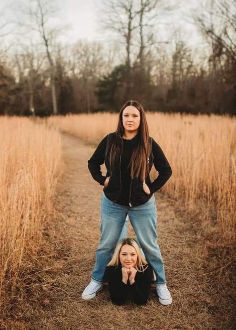 Fall Photoshoot Ideas Friends, Sisters Photoshoot Ideas, Bff Photoshoot Ideas, Roommate Pictures, Fancy Jackets, Funny Photoshoot Ideas, Bestie Photoshoot, Sister Photoshoot, Bestie Photos