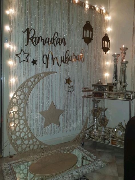 Diy Eid Decorations, Muslim Prayer Room Ideas, Decoraciones Ramadan, Prayer Room Ideas, Eid Mubarak Decoration, Eid Mubarak Card, Ramadan Kids, Ramadan Images, Ramadan Kareem Decoration